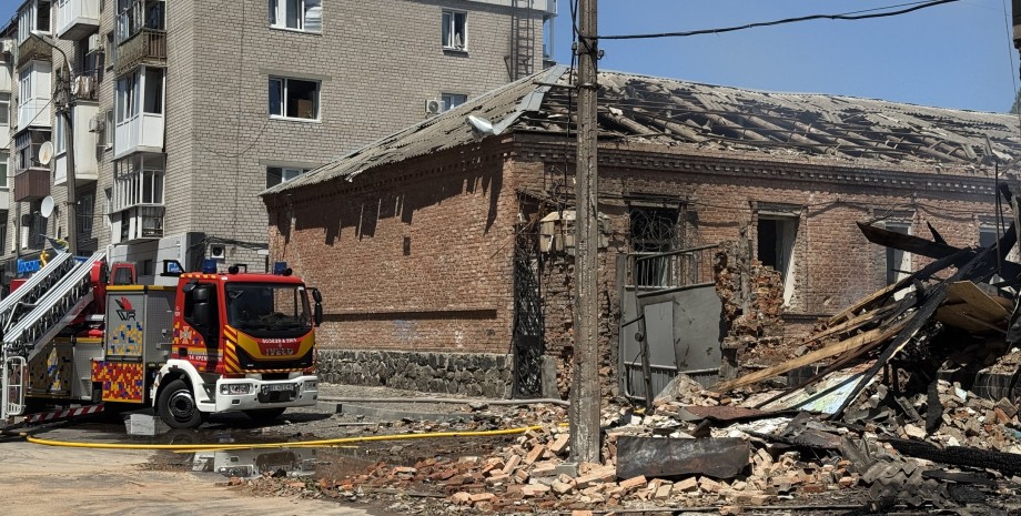 Пожежна машина на місці російського удару в Кременчуку Рятувальники біля місця удару БПЛА в Кременчуку