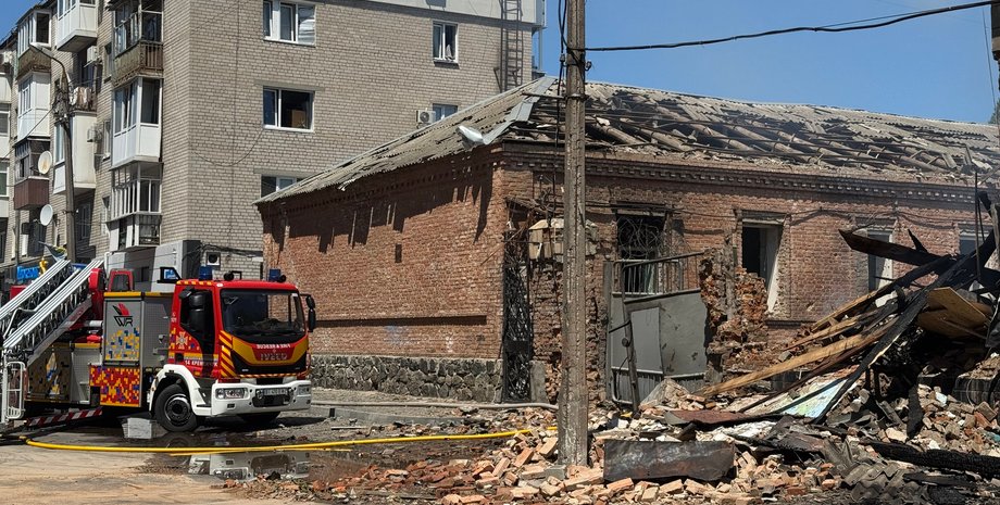 Рятувальники біля місця удару БПЛА в Кременчуку