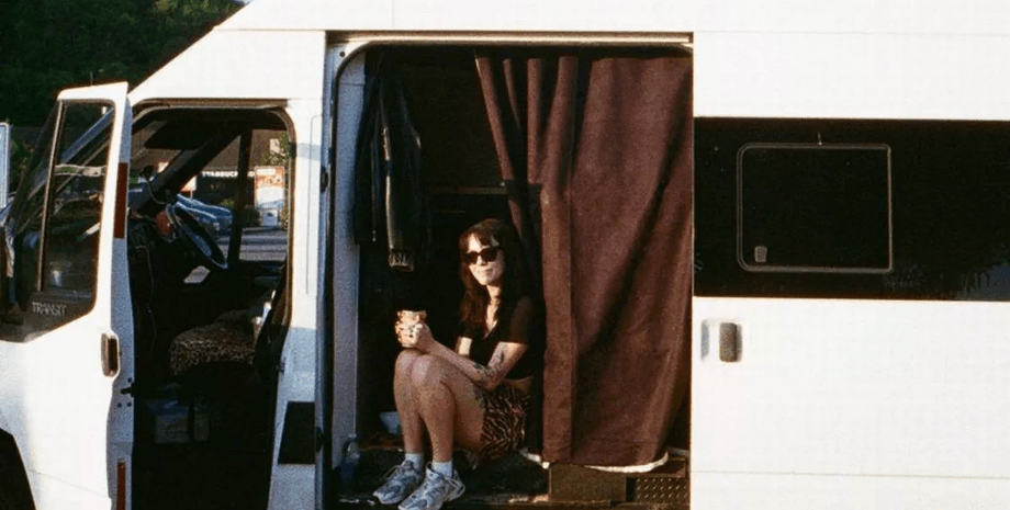 Женщина живет в фургоне, дом на колесах, сменила 18 домов, аренда жилья, плата за жилье, постоянные переезды, необычный дом