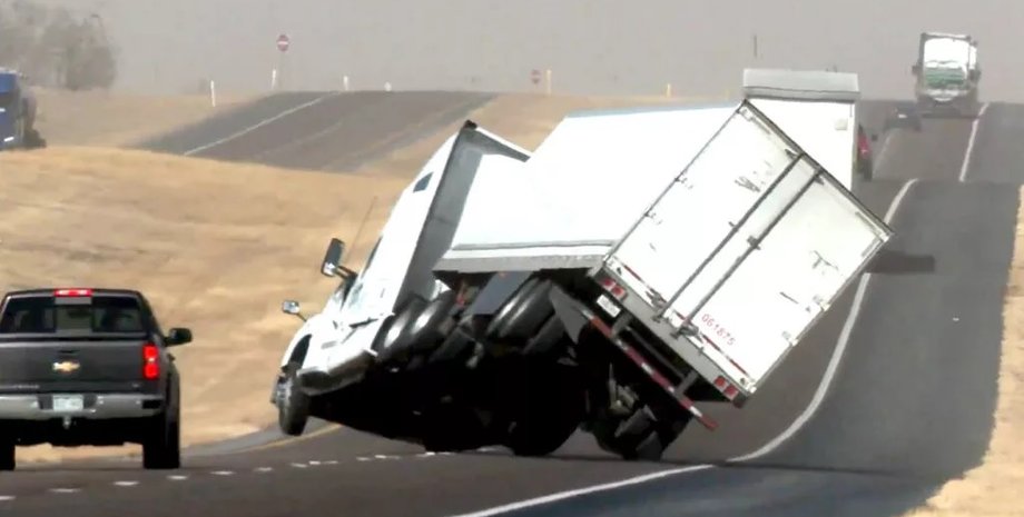 фура переворачивается