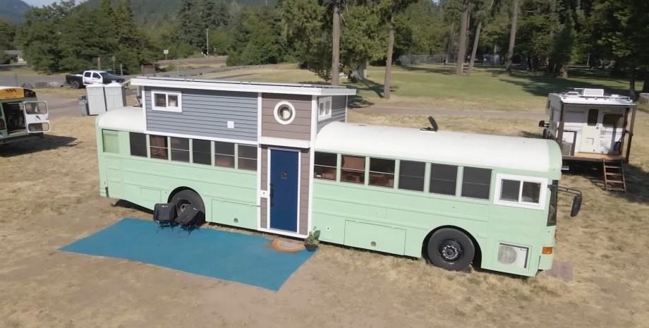 Старый автобус превратили в практичный дом на колесах в ретро-стиле (видео)