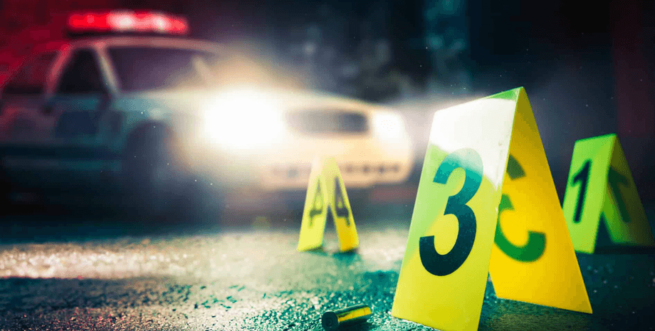 Полицейские маркеры на месте происшествия во время расследования