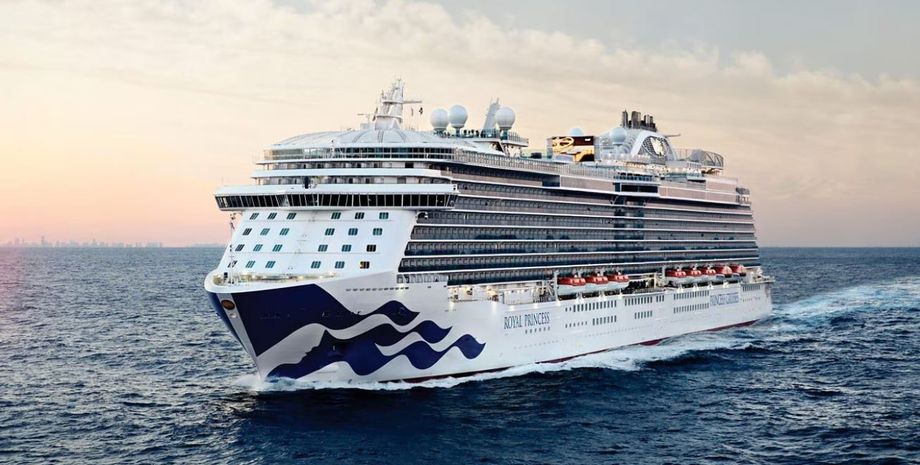 Круизный лайнер в порту