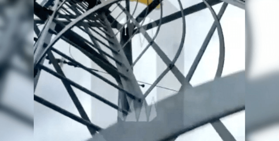 Украинский флаг, над подмосковным селом подняли флаг Украины, флаг Украины в России