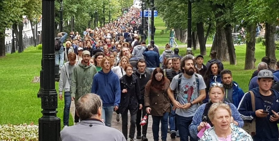 Шествие людей по бульварам в Москве. Фото: Twitter/@ilyapahomov
