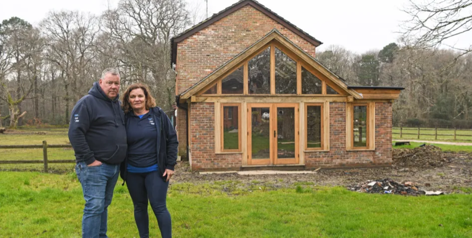 Дом за 100 тысяч фунтов снесут, незаконное строительство, собственность земли, реконструкция, недвижимость, достройка, фото, Великобритания