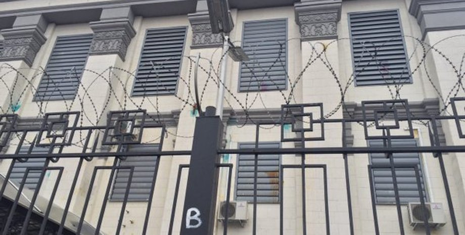 Российское посольство в Киеве забросали флаконами с йодом