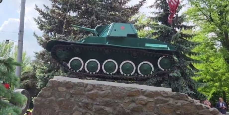 The tank stood at the Brotherhood Cemetery for over 70 years. The occupiers, und...