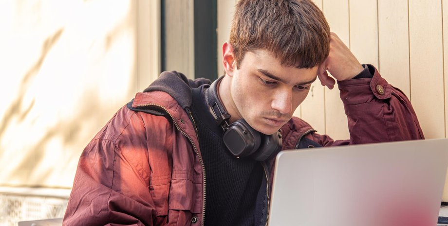 Хлопець використовує ноутбук