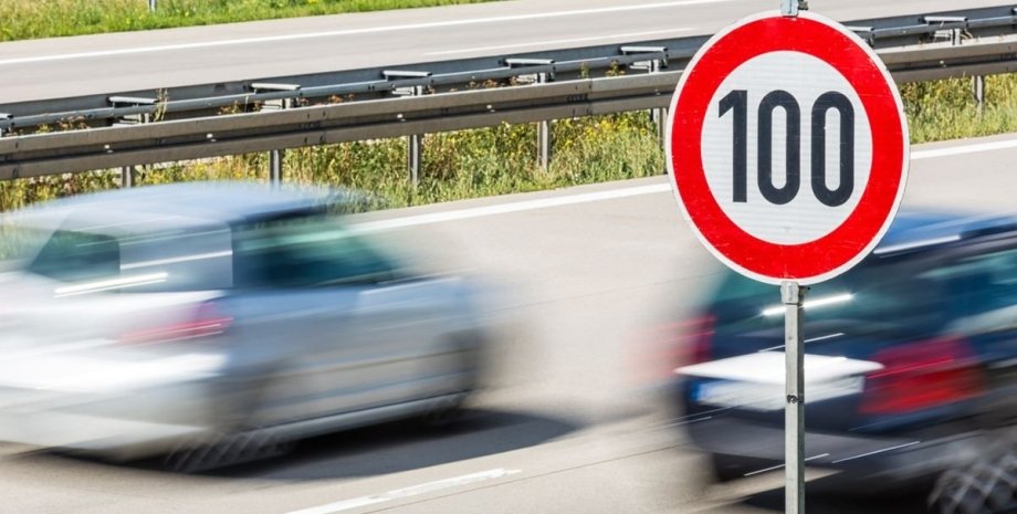 Запровадження штрафів за перевищення швидкості на 20 км/год належить до актуальних тем сучасної дорожньої безпеки. Це рішення було прийняте з метою зменшення кількості ДТП, у яких причиною стає швидкість. Однак, чи підтримують українці це нововведення?