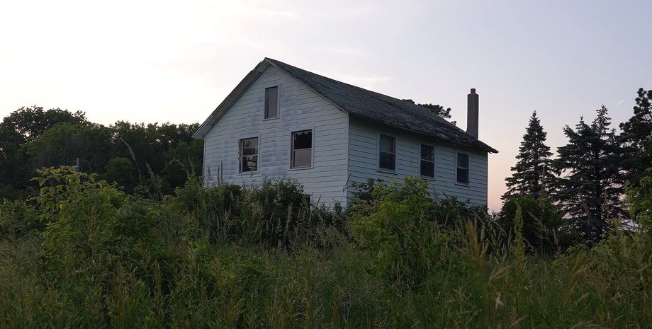 Заброшенный дом, застыл во времени, жуткие вещи внутри, старые игрушки, старые фото, блогер, дом в поле, пианино, бросили дом