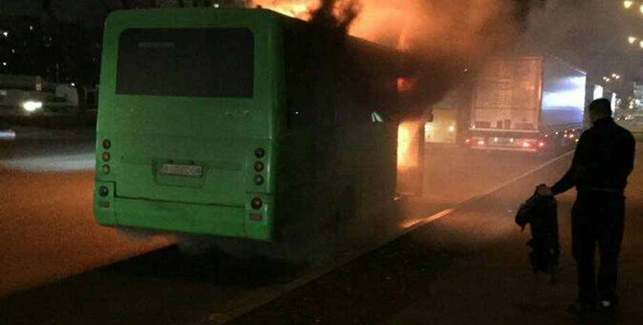 В Киеве дотла сгорела маршрутка / Фото: dtp.kiev.ua