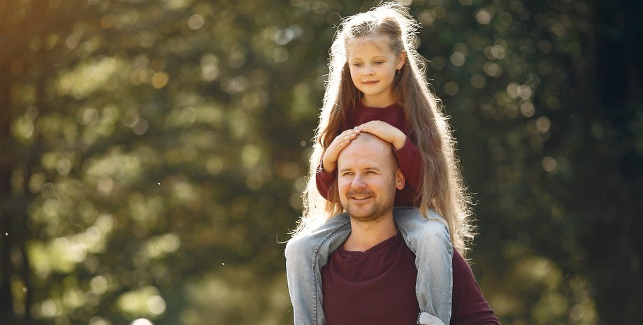 отец дочь Папу-одиночку с четырьмя дочерьми высмеивают на улице: он называет неожиданную причину