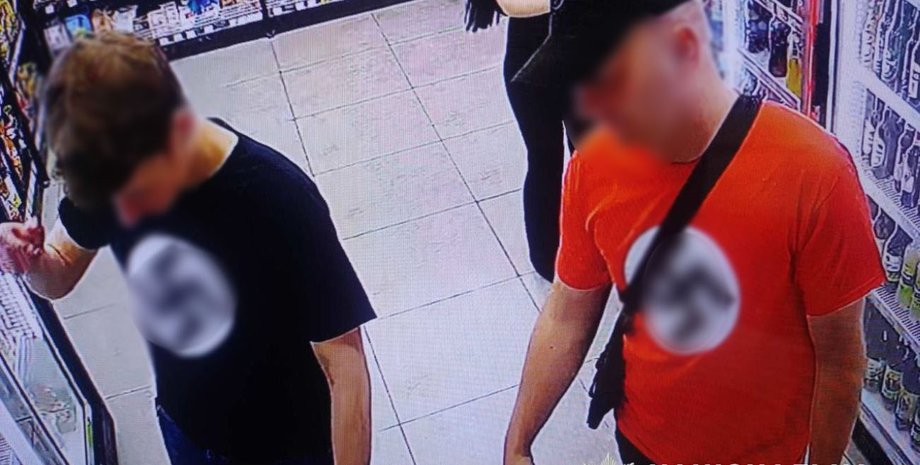Иностранцы в футболках со свастикой в киевском магазине