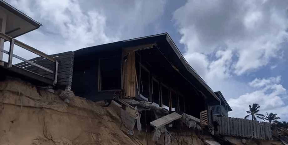 Дом смыло в океан, дом, эрозия берега, пляж, дом на берегу океана, волны разрушили дом, дом упал в океан,