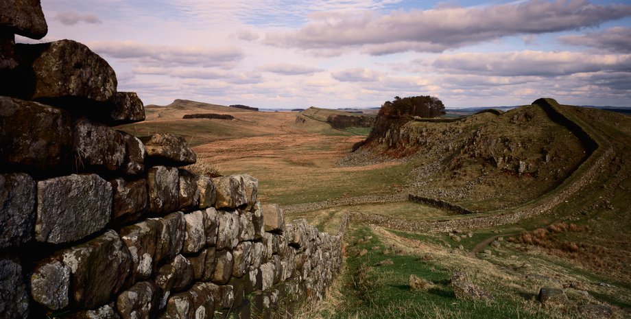 археологи, археология, раскопки, почва, баня, захоронения, укрепления, Адрианов Вал, Британия, исследования, документирование, форт, полевые работы, информация, разрушение, окружающая среда, эрозия, вандализм, ученые