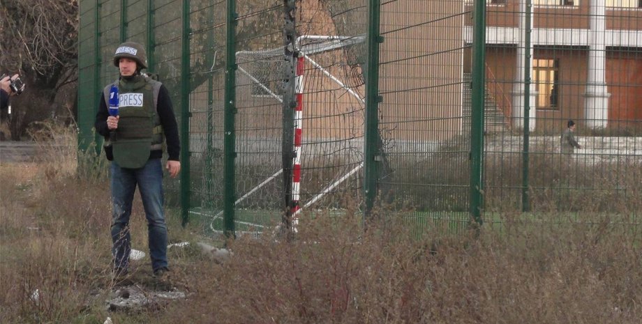 Российский журналист возле обстрелянной школы в Донецке / Фото: facebook.com/pomozhem