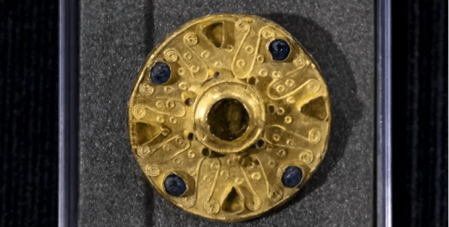 Золота брошка-диск належала 20-річній представниці еліти