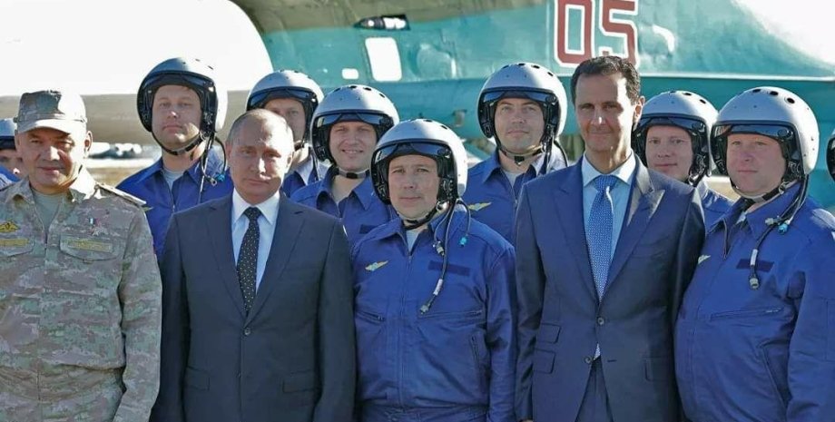 Пілот Олександр Красноярцев на фото з Путіним та Асадом.