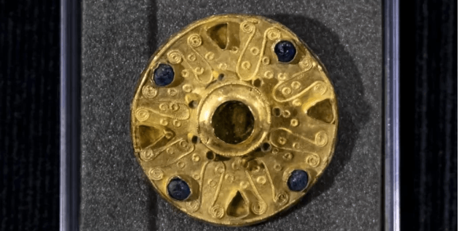 Золота брошка-диск належала 20-річній представниці еліти