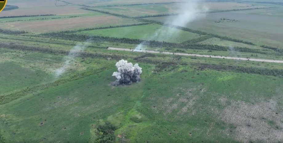 штурм, взрыв в поле, штурм под бахмутом, штурм позиций оккупантов в районе Курдюмовки