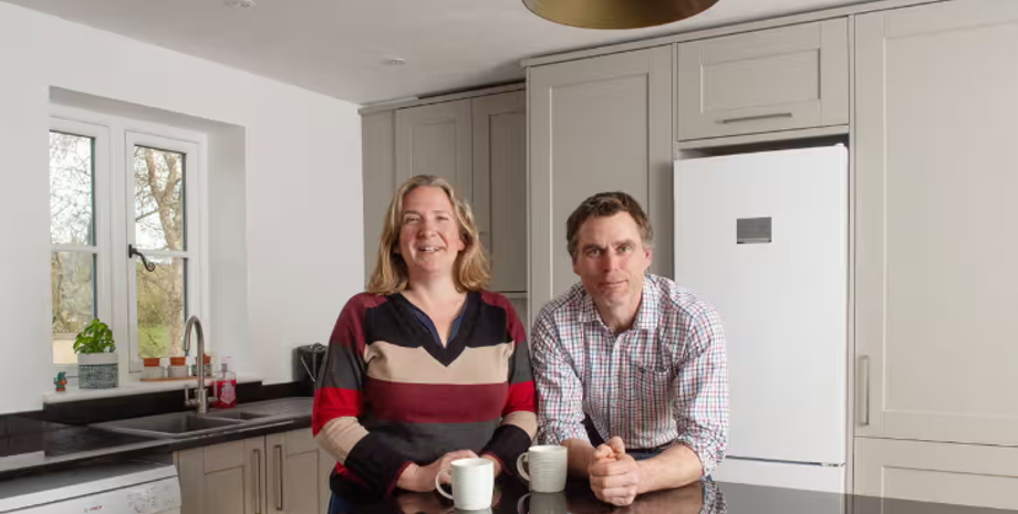 Золотые и серебряные монеты, клад под полом в кухне, ремонт, супруги Бетти и Роберт Фукс из Дорсета