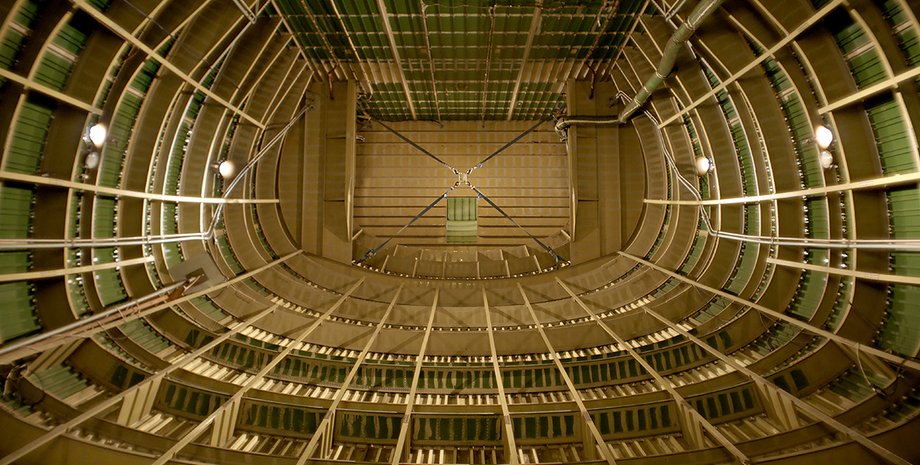 Диск с информацией о художниках Украины в хвостовой части самолета АН-225 "Мрия"