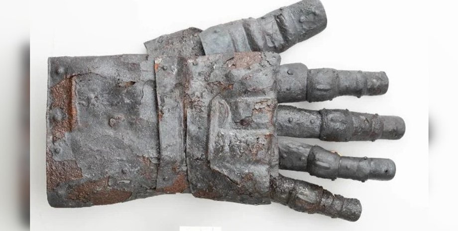 средневековая перчатка, замок Кюбург, артефакты XIV века, археологическое открытие, история Швейцарии, мастерство, сохранение истории, средневековые металлические изделия, городище Кюбург, древние реликвии