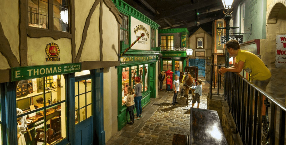 Викторианская деревня, тематический парк, исторический парк, старый магазин, история, аукцион, деревню продали на аукционе,