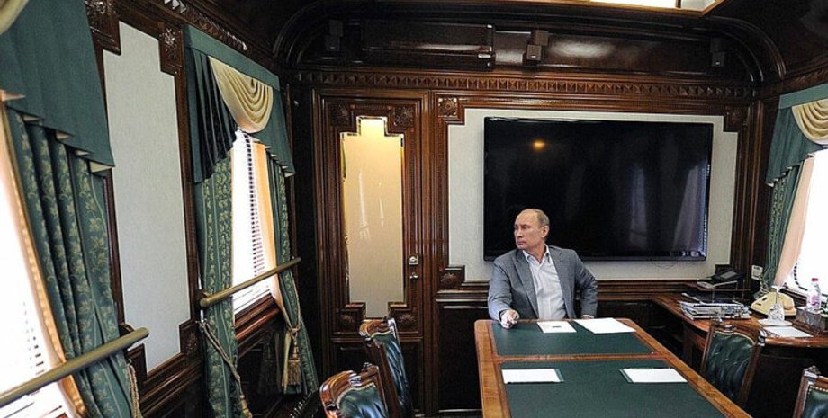Путин в вагоне спецпоезда, спецпоезд Путина фото, бронепоезд Путина фото