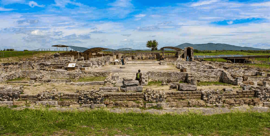 Раскопки, археологи, гробница, древнее захоронение