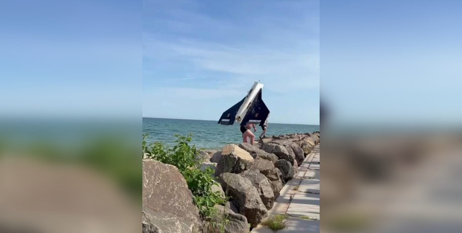 В Одессе мужчина достал дрон из моря
