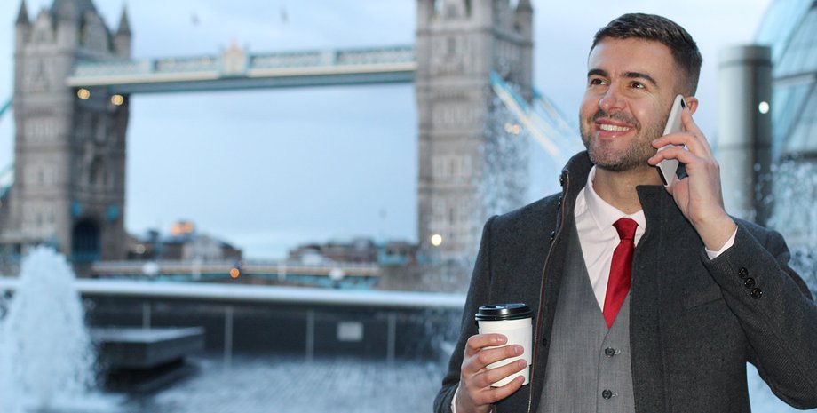 успешный бизнесмен, Лондон, смартфон