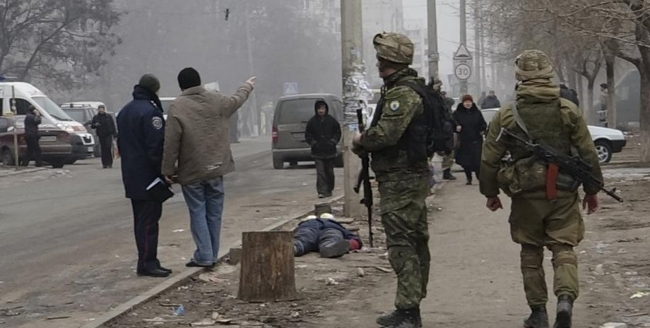 Украинские военные на месте обстрела в Мариуполе, 24 января 2015 / Фото: Reuters