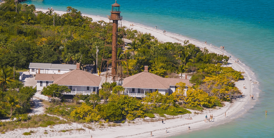 Пляж Санибела, который остаётся главным преимуществом острова после урагана "Иан" Пляж и маяк Санибела, практически не пострадавшие после урагана "Иан" и продолжающие привлекать покупателей недвижимости