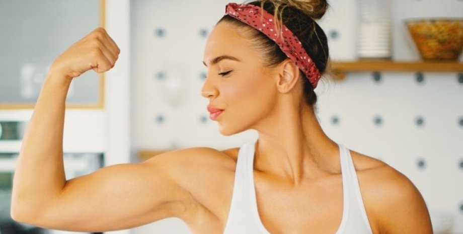 Девушка демонстрирует мышцы Девушка демонстрирует мышцы