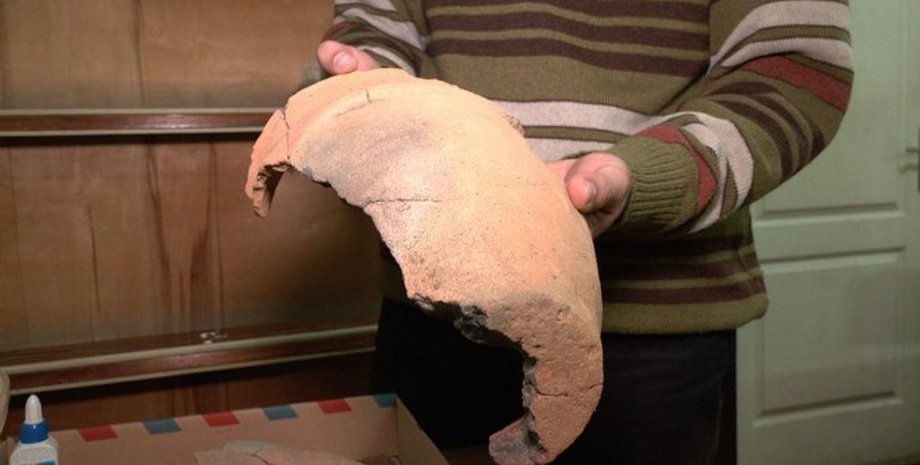 археологи, находка, ученые, посуда, глина, реконструкция, узоры, жилье, фрагменты, сосуд, горшок, поселение, музей