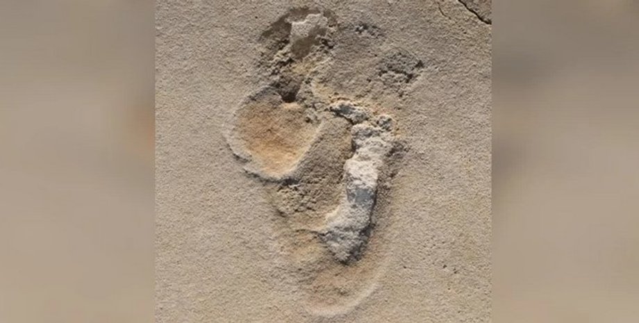 Отпечаток ноги, след, след на песке, древний человек
