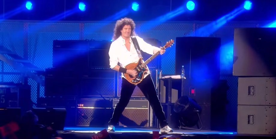 Скріншот відео концерту гурту Queen у Харкові