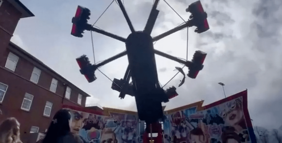 Поломанный аттракцион на ярмарке в Великобритании Поломанный аттракцион, ярмарка, карусель, сломанный аттракцион, ужас на ярмарке, студенты, отлетела часть аттракциона, мама