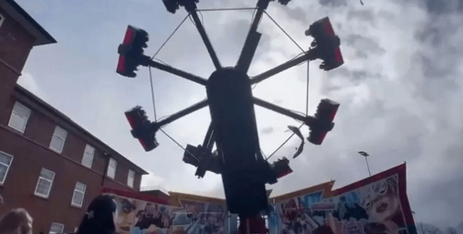 Поламаний атракціон, ярмарок, карусель, зламаний атракціон, жах на ярмарку, студенти, відлетіла частина атракціону, мама