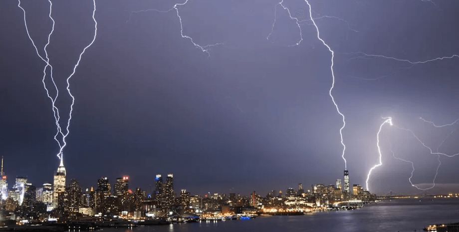 Удар молнии, молния, гроза, молния помогла женщине выиграть в лотерею, ударила дважды, ударила рядом, ночной город,