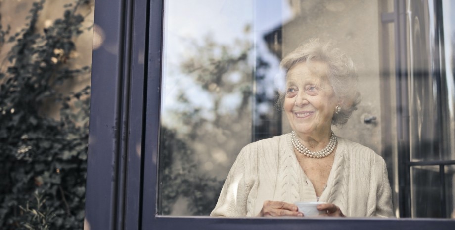 пенсії, пенсіонерка, літня людина, жінка, дивиться у вікно