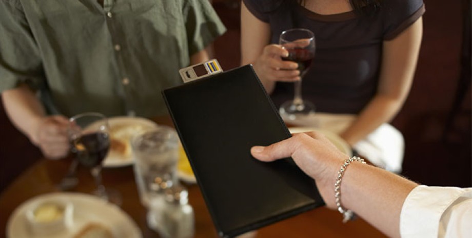 Счет в кафе / архивное фото Оплата заказа в кафе