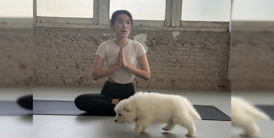 Женщина занимается йогой