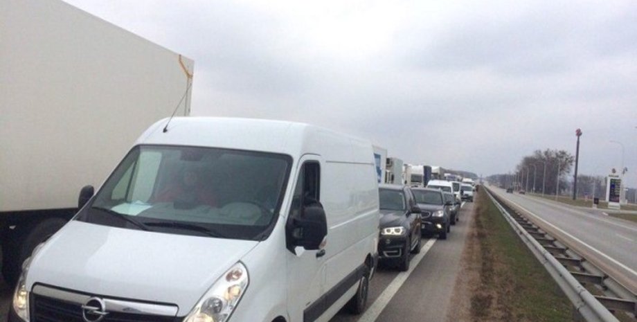 Пробка на трассе Киев-Чоп. Фото: Укринформ