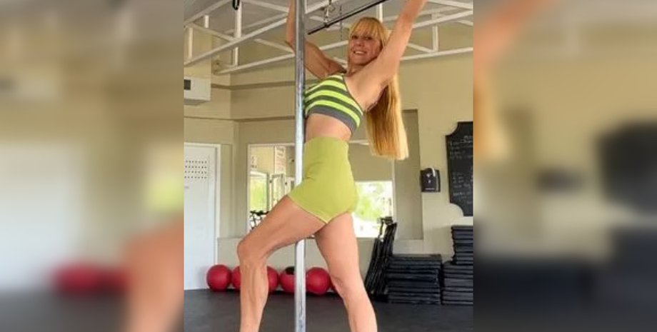 Американка на пілоні, жінка на пілоні, жінка фізична форма, жінка спорт, полденс вправи, полденс 54 роки, полденс відео