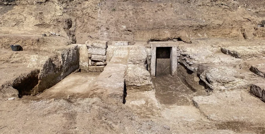 Гробниці Гробниці пов'язані зі святилищем Геркулеса