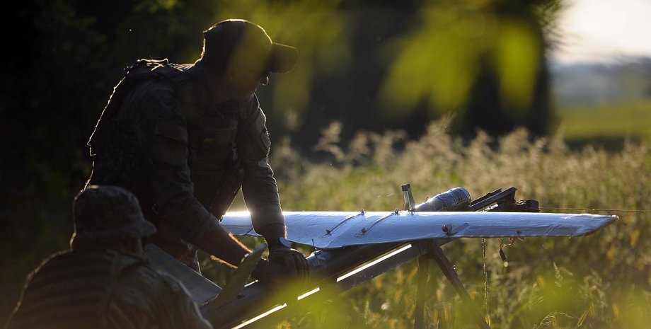 Зображення українських бійців та БпЛА