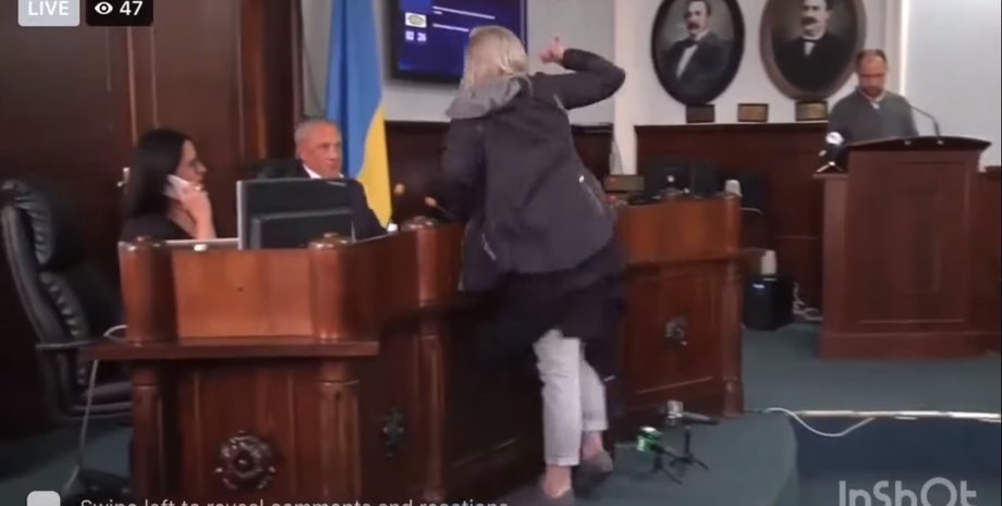В Черновцах женщина напала на мэра на заседании горсовета